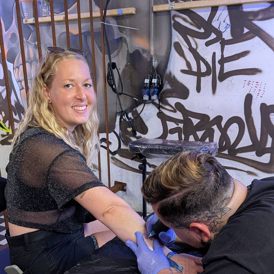 Tattoo-Studio bei Parookaville: „Man sollte schon geradeaus laufen oder seinen Namen können“