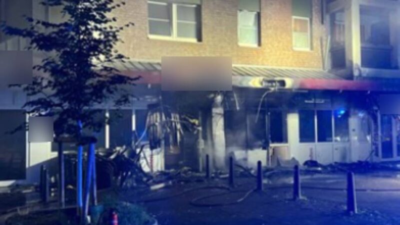 Polizei sucht Zeugen: Außenmobiliar gerät in Brand – Polizei räumt Mehrfamilienhaus