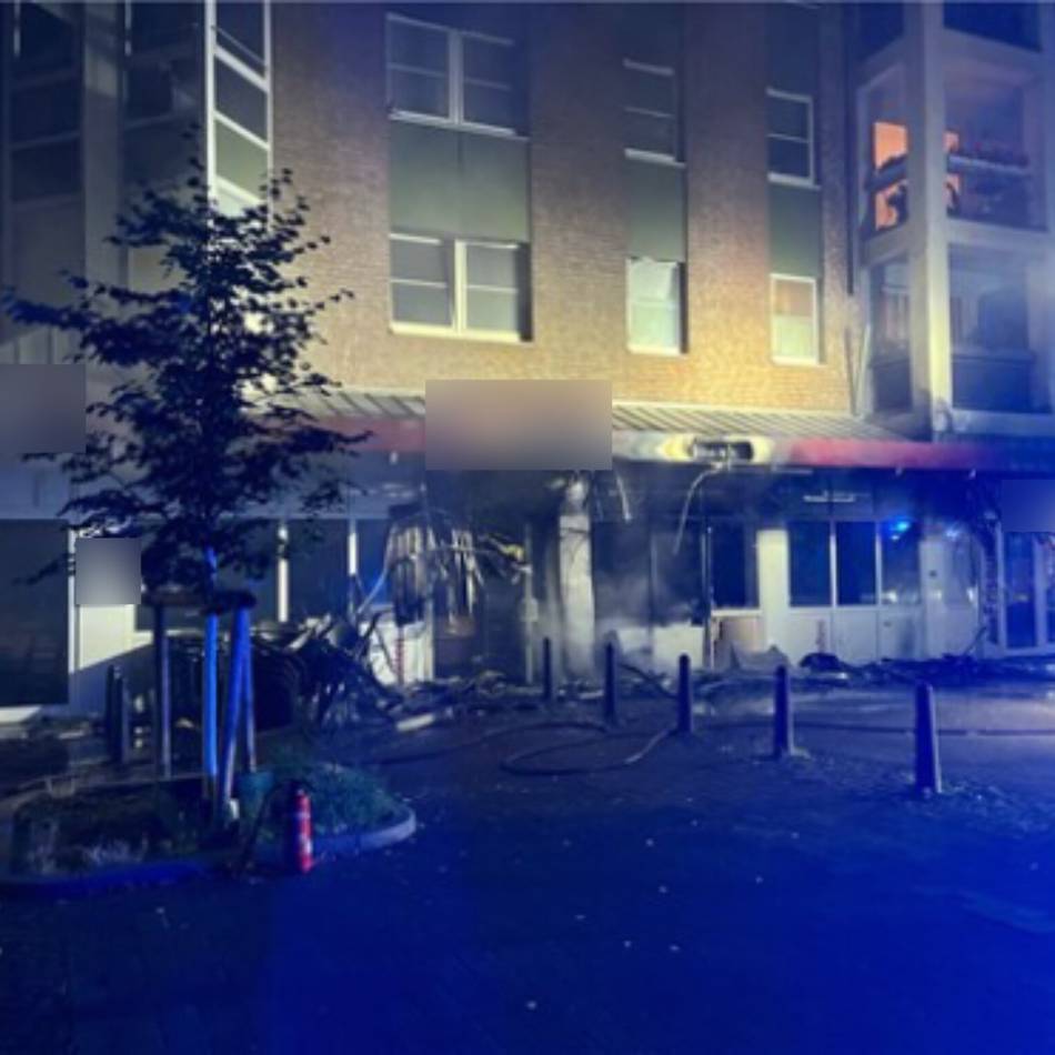Polizei sucht Zeugen: Außenmobiliar gerät in Brand – Polizei räumt Mehrfamilienhaus