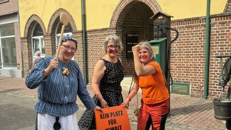 Zeichen gegen Gewalt an Frauen: Der orangefarbene Stuhl steht jetzt bei der TIX