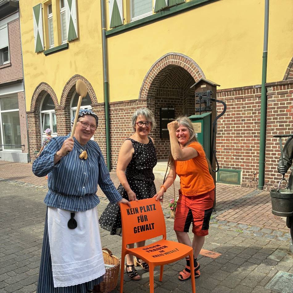 Zeichen gegen Gewalt an Frauen: Der orangefarbene Stuhl steht jetzt bei der TIX