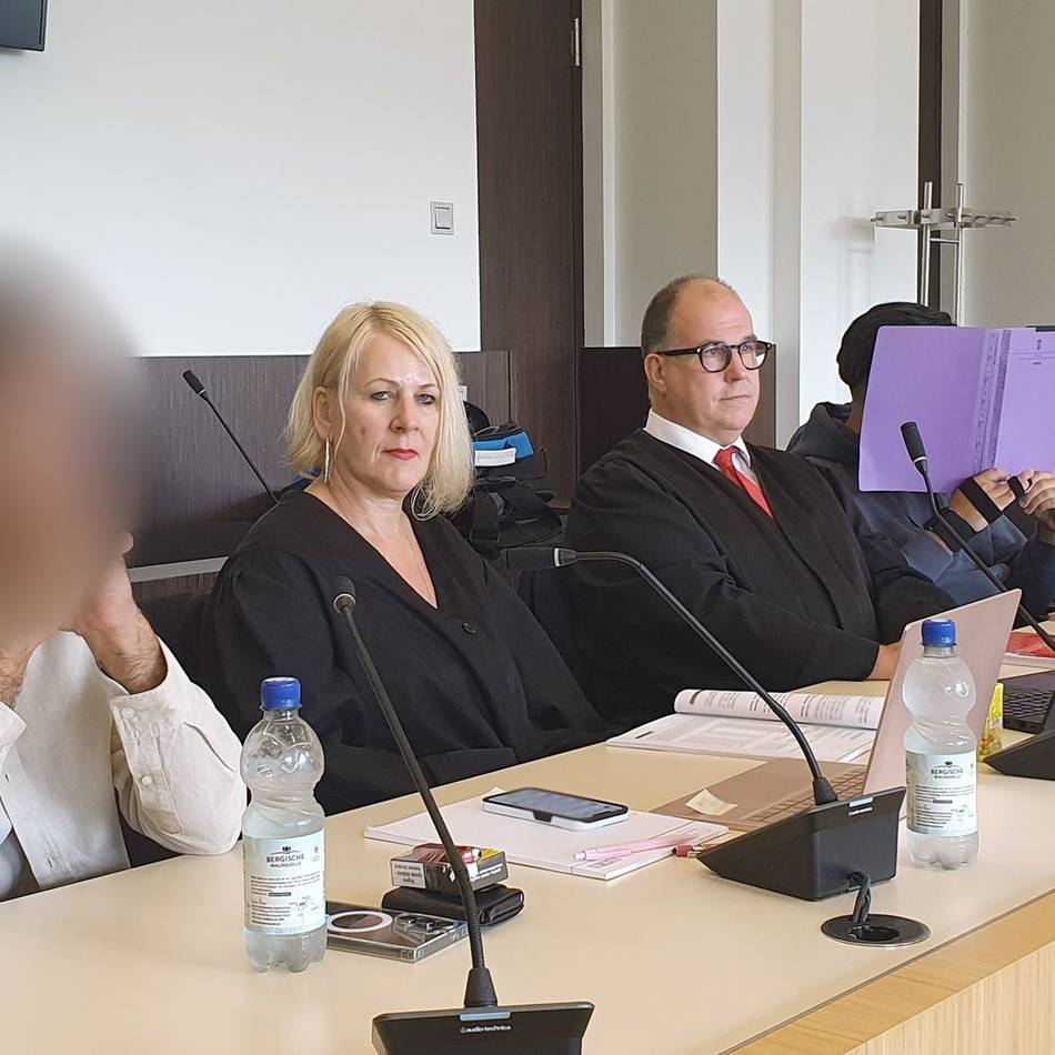 Prozess in Düsseldorf: Wagen an Automatensprenger vermietet – Vater und Sohn gestehen