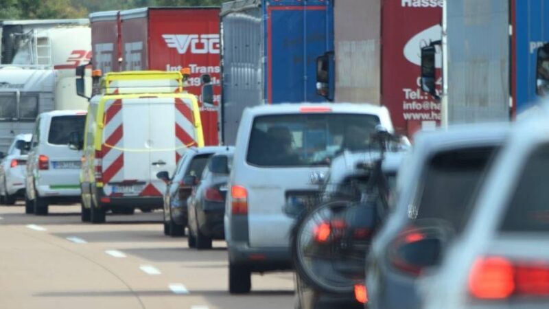 Am Wochenende beginnen die Sommerferien: ADAC warnt vor Staus auf Autobahnen bei Viersen