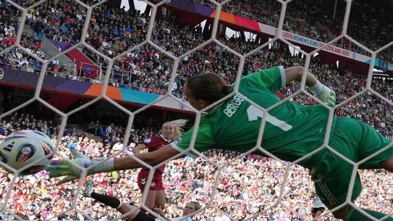 „Sonst werde ich nicht alt“: Wück kritisiert Torfrau Berger für riskante Spielweise