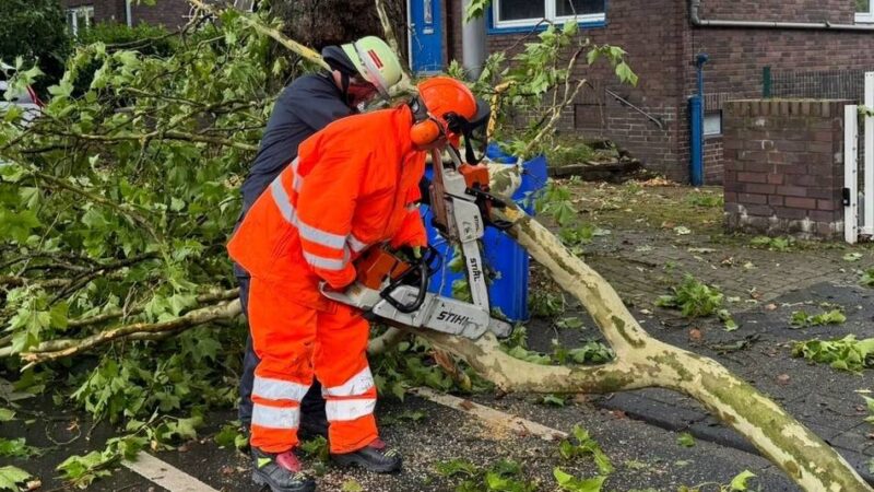 Gewitterzellen über Krefeld: 180 Feuerwehrleute im Unwetter-Großeinsatz