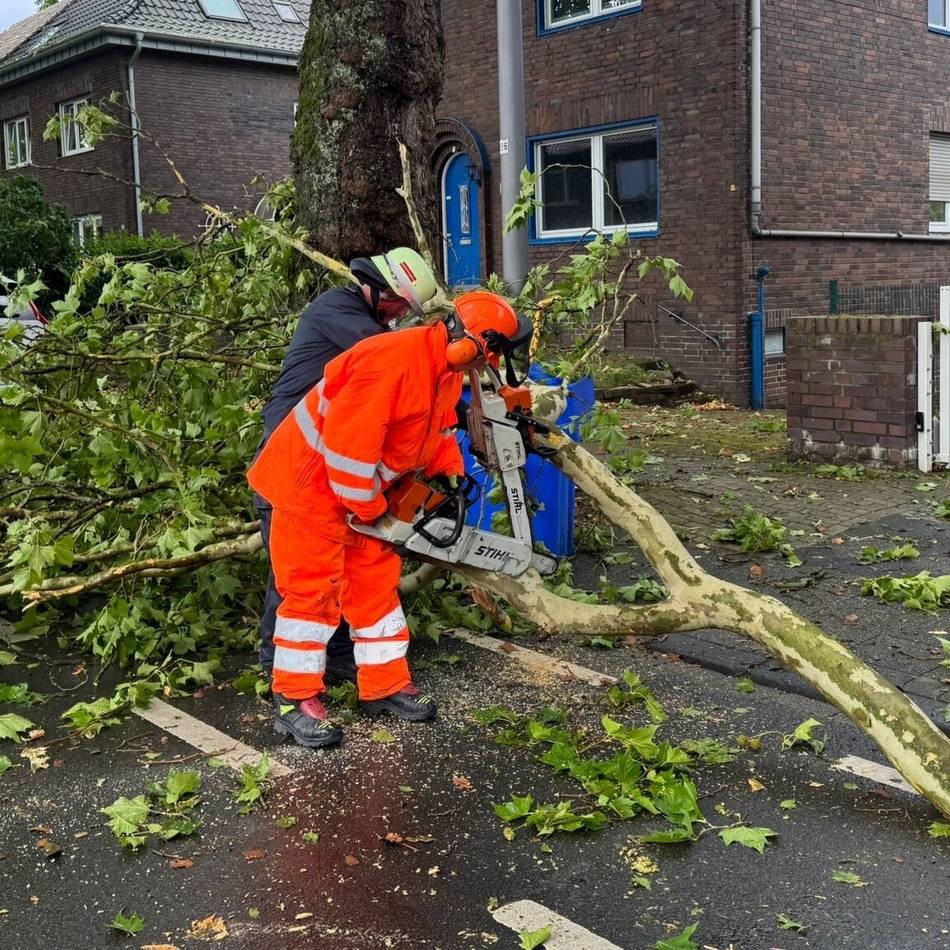 Gewitterzellen über Krefeld: 180 Feuerwehrleute im Unwetter-Großeinsatz