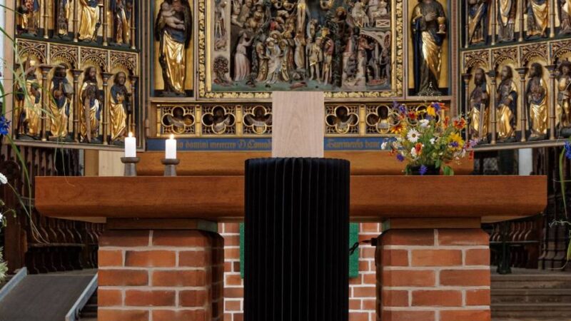 Legendärer Düsseldorfer Künstler: Trauerfeier für Günther Uecker im Schweriner Dom