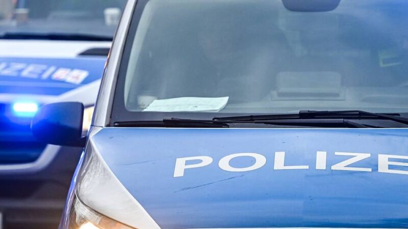 Auto war ohne Kennzeichen unterwegs: Dinslakener Polizei liefert sich Verfolgungsjagd mit schwarzem Mercedes