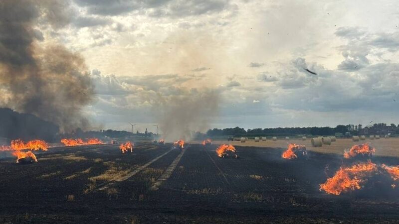 Einsatz für Löschzüge Anrath, Clörath und Willich: Stoppelfeld bei Anrath in Flammen