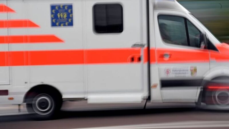 Schwerer Unfall bei Süchteln: Krankenfahrstuhl stößt mit Transporter zusammen