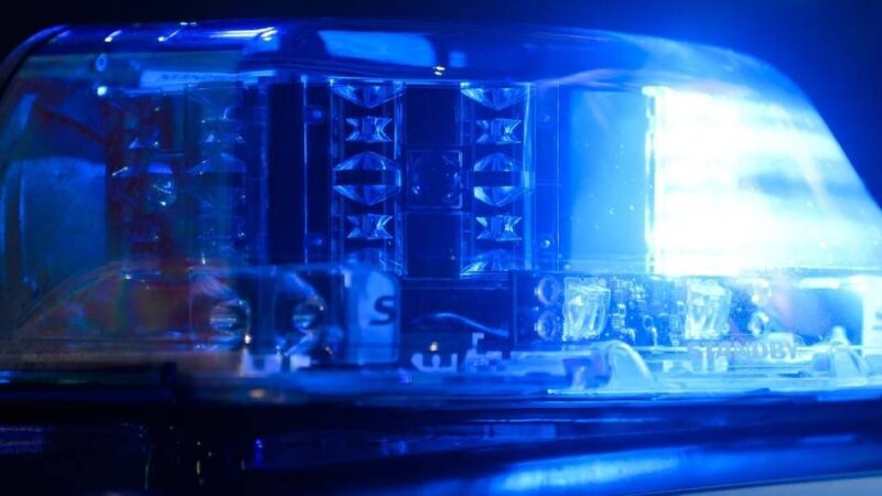 Polizei sucht Zeugen: Überfall auf Tankstelle in Alpen