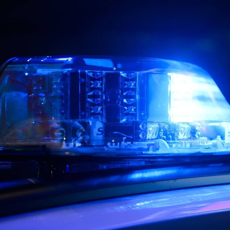 Polizei sucht Zeugen: Überfall auf Tankstelle in Alpen