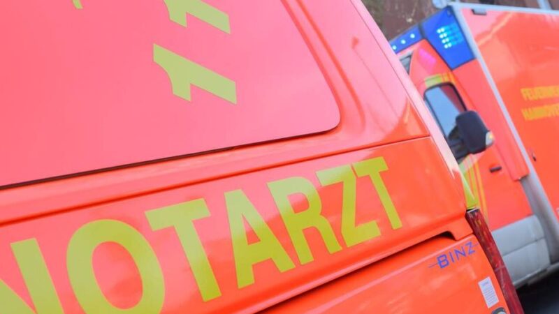An Bushaltestelle in Mönchengladbach: Betrunkener greift Polizisten und Rettungssanitäter an