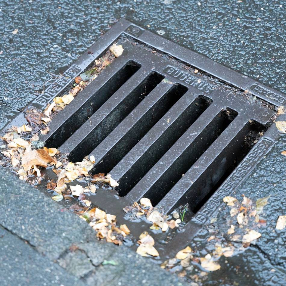 Gefährlicher Eingriff in den Straßenverkehr: Unbekannte heben Gullydeckel in Grefrath aus