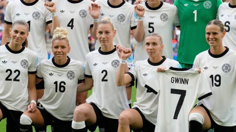 Mit Trikot: DFB-Team schickt Botschaft an verletzte Giulia Gwinn