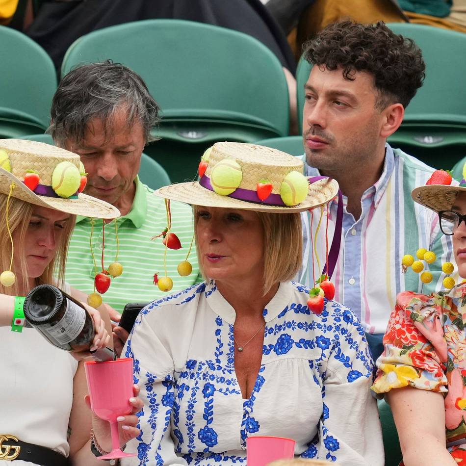 Beim Tennis-Klassiker in London: „Typisch Wimbledon“ – Champagner-Korken sorgt für Spiel-Unterbrechung