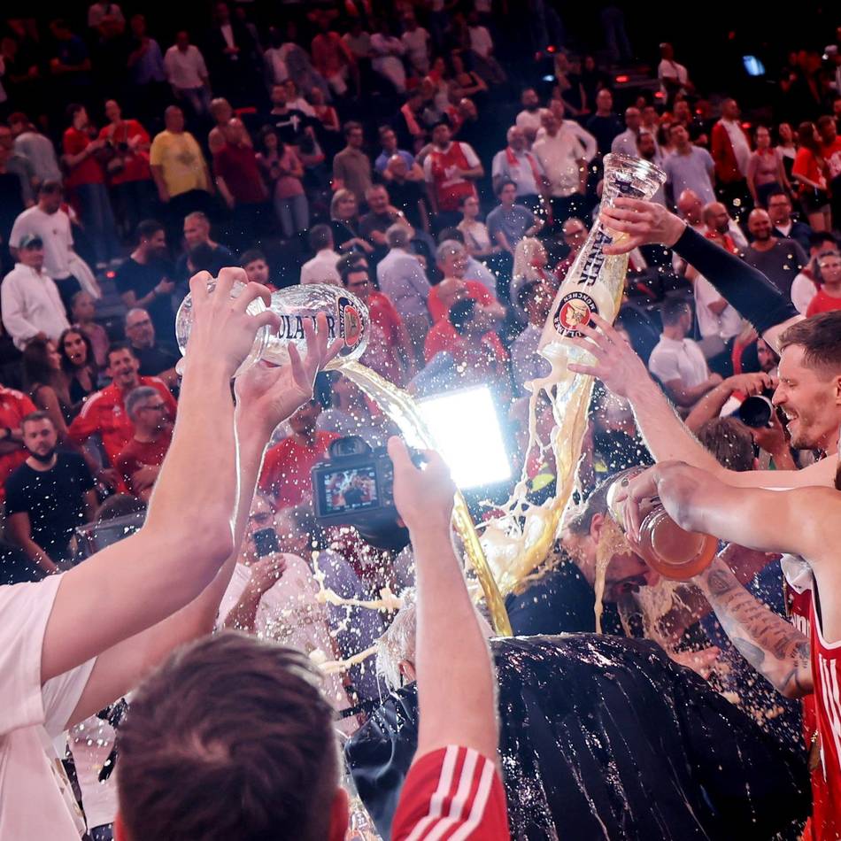 „Gott sei Dank haben wir es geschafft“: Bier, Zigarren, Veilchen – Bayern feiern Basketball-Triumph