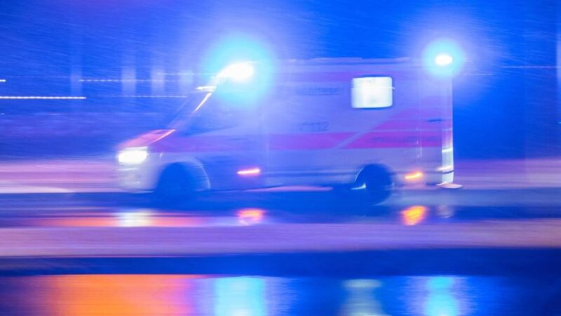 Unfall in Mönchengladbach: Kind quert mehrspurige Straße und wird von Auto erfasst