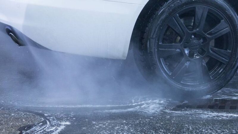 Auch im Sommer verboten: Autowaschen auf der Straße? Das kann in Düsseldorf richtig teuer werden