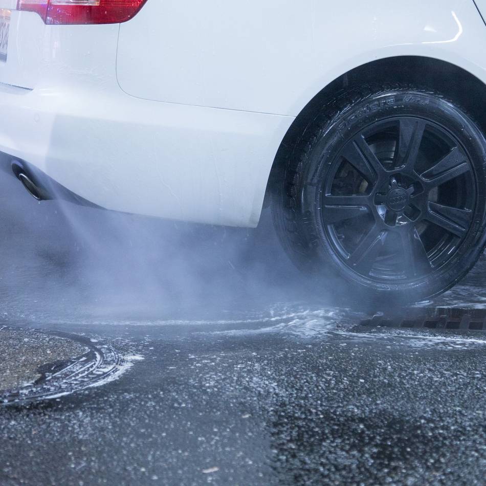 Auch im Sommer verboten: Autowaschen auf der Straße? Das kann in Düsseldorf richtig teuer werden