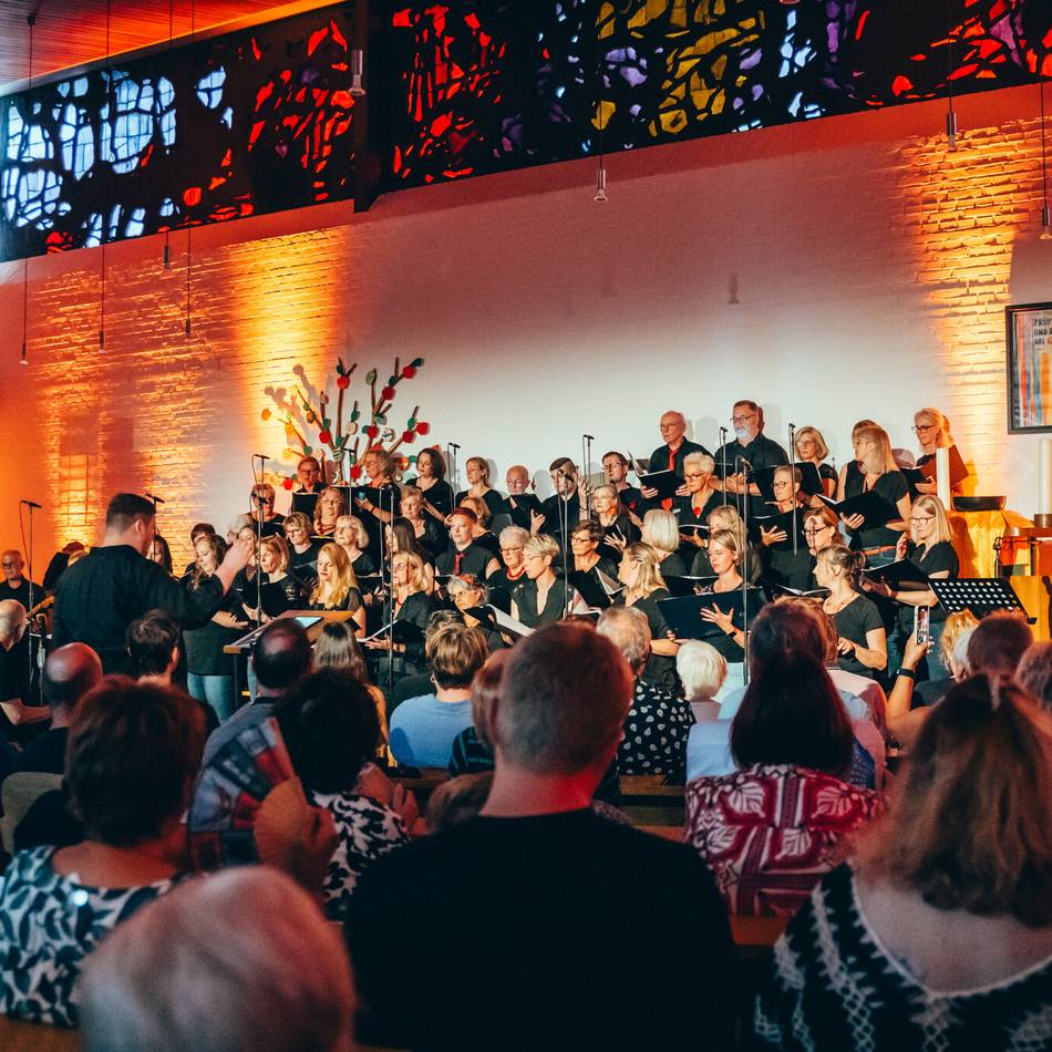 Lange Schlange vor der Kirche: Lokalchor begeistert mit Pop und Kölsch in Rommerskirchen