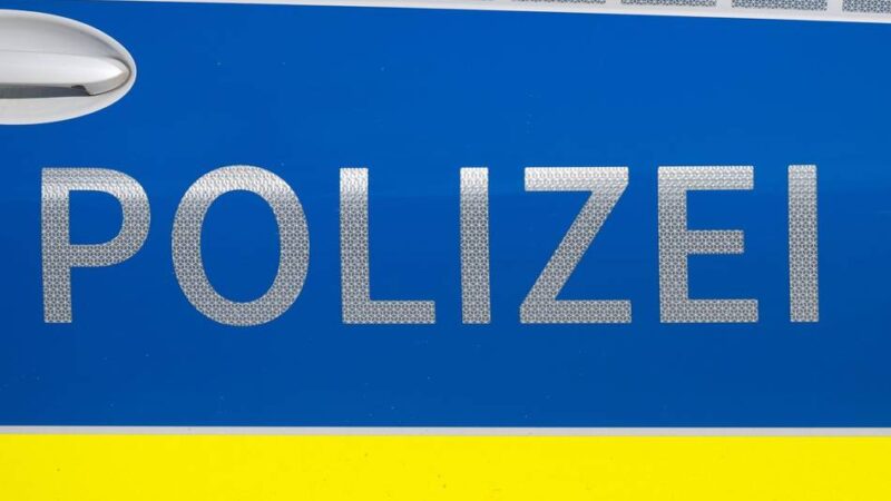 Gefährliche Aktion: Kinder werfen Schieferplatten von Balkon in Moers