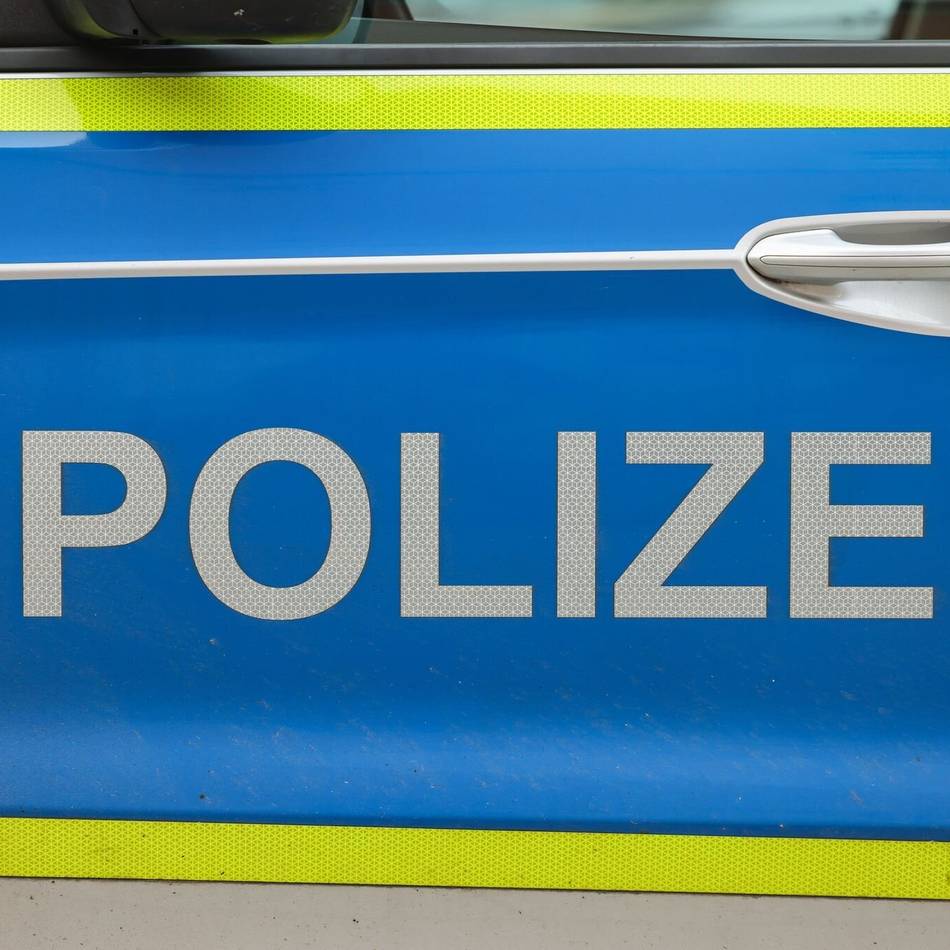 Polizei in Wesel sucht mögliche Zeugen: Audi Q 5 massiv beschädigt – Person im Maleranzug flüchtet vom Tatort mit E-Scooter