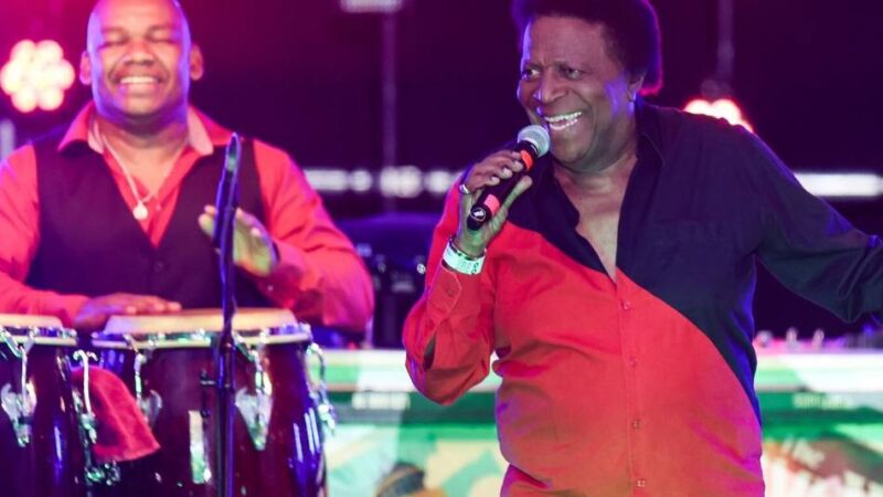 Schlager bei Parookaville: Roberto Blanco schwingt die Hüften und siezt das Publikum