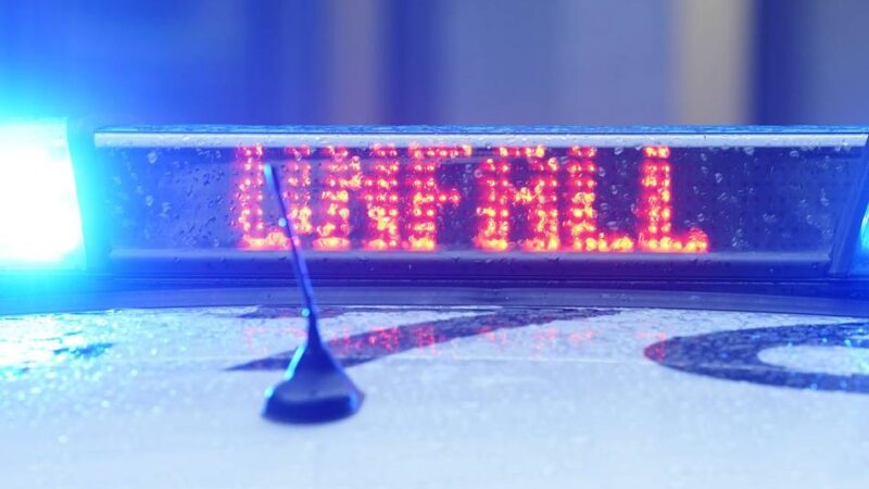 Einsatz in Hilden: Autos prallen am Waldbad zusammen