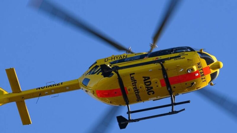 Schwerer Unfall in Hückeswagen: Autofahrer fährt auf K1 gegen Baum – Rettungshubschrauber angefordert