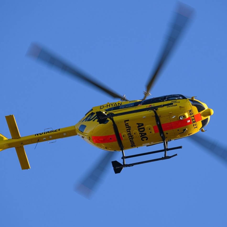 Schwerer Unfall in Hückeswagen: Autofahrer fährt auf K1 gegen Baum – Rettungshubschrauber angefordert