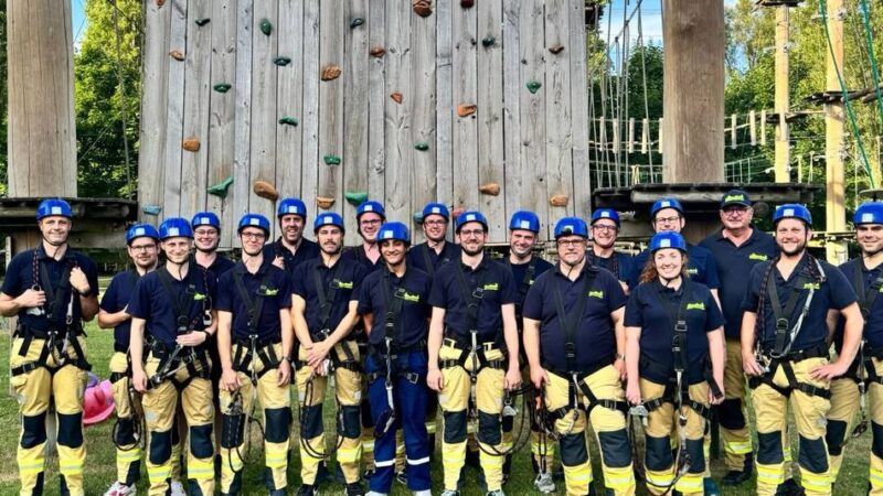Ausflug in den Hochseilgarten: Xantener Feuerwehrleute machen Ausflug in die Höhe
