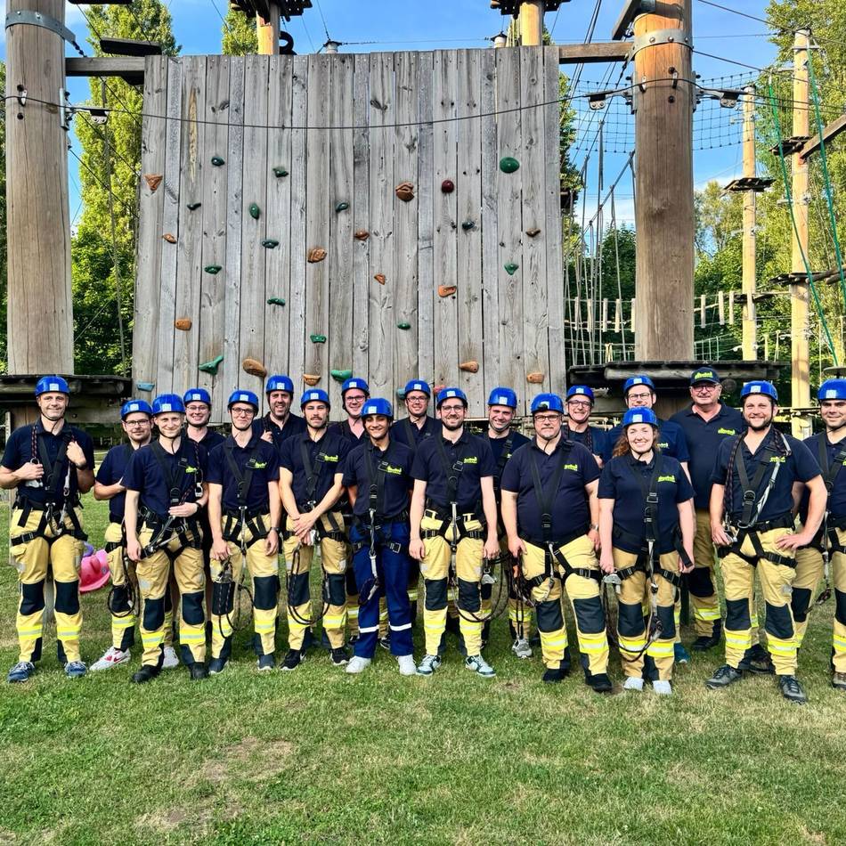 Ausflug in den Hochseilgarten: Xantener Feuerwehrleute machen Ausflug in die Höhe