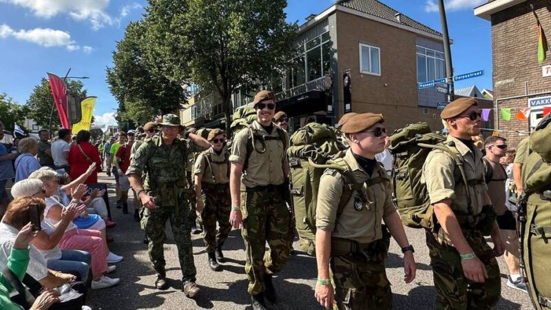 Weltgrößtes Wanderevent in den Niederlanden: 43.000 Wanderer erreichen bei der Vierdaagse das Ziel in Nimwegen