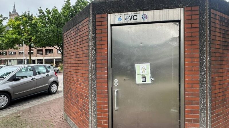 Direkt neben der Stadthalle: Seit Jahren außer Betrieb – Klever Toilette bleibt Problemfall