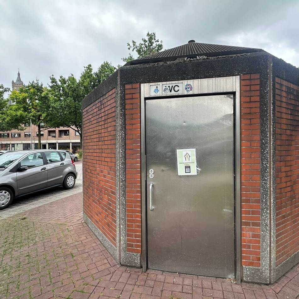 Direkt neben der Stadthalle: Seit Jahren außer Betrieb – Klever Toilette bleibt Problemfall