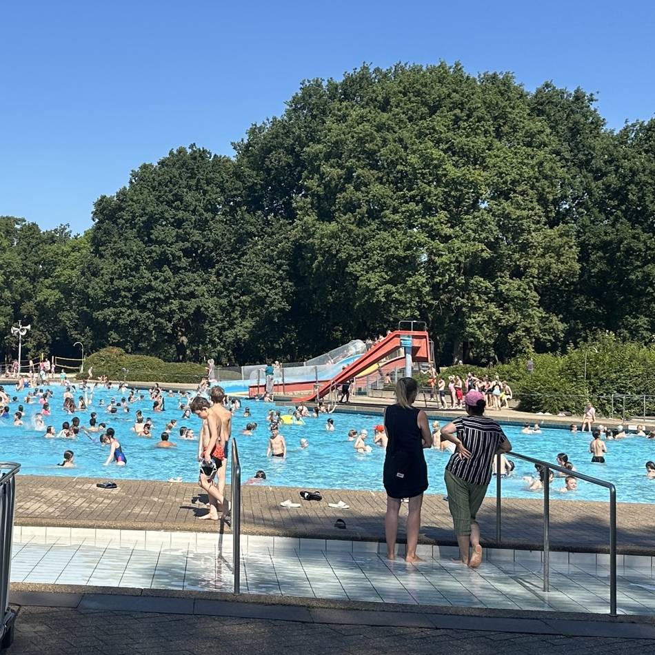Schwimmen statt Hitzefrei: Riesenandrang von Schulen beim Waldfreibad in Walbeck