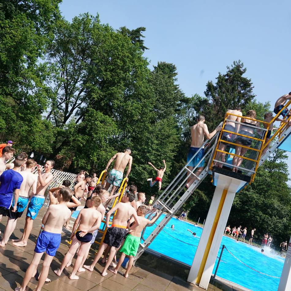 Personalengpässe: Solinger Bäder-Chefin setzt sich auch an Schwimmbad-Kasse