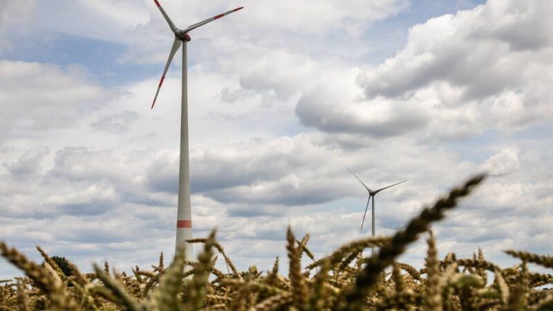 Stadtwerke Neuss investieren in Erneuerbare Energie: Drei Windräder für die Bauerbahn