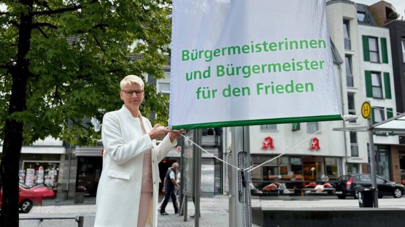 Vor dem Rathaus in Wermelskirchen: Flagge zeigen für den Frieden