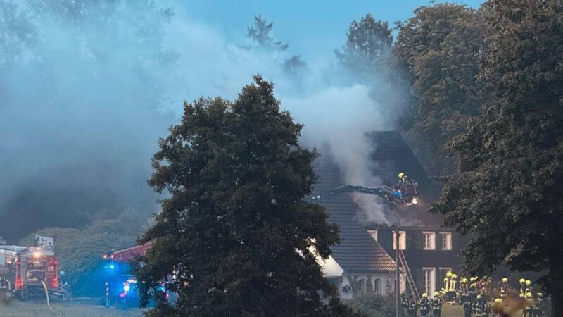 Einsatz für die Radevormwalder Feuerwehr: 50 Kräfte bekämpfen in Vor der Mark einen Dachstuhlbrand