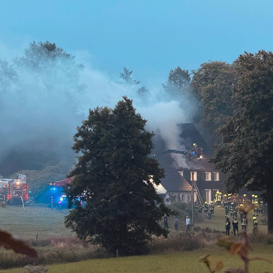 Einsatz für die Radevormwalder Feuerwehr: 50 Kräfte bekämpfen in Vor der Mark einen Dachstuhlbrand