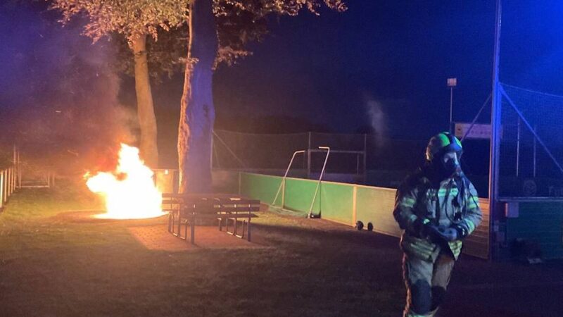 Einsatz in Alpen:  Feuer auf dem Veener Sportplatz