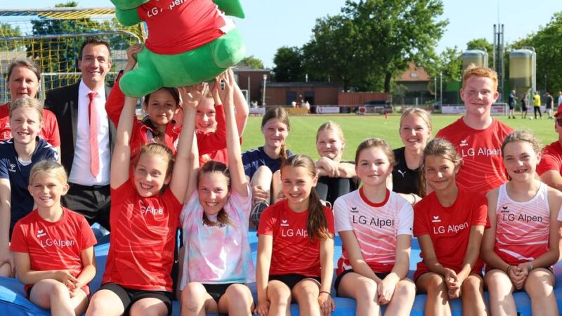 Maskottchen für Alpens Sportler: Flippi verstärkt Leichtathletik-Nachwuchs