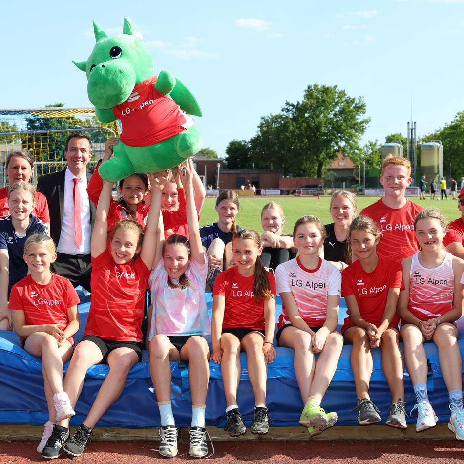 Maskottchen für Alpens Sportler: Flippi verstärkt Leichtathletik-Nachwuchs