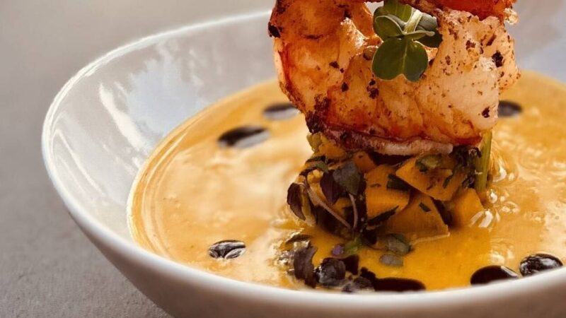 Glut geleckt: Garnelen mit Orangen-Fenchel auf Kürbissuppe mit geräuchertem Kern