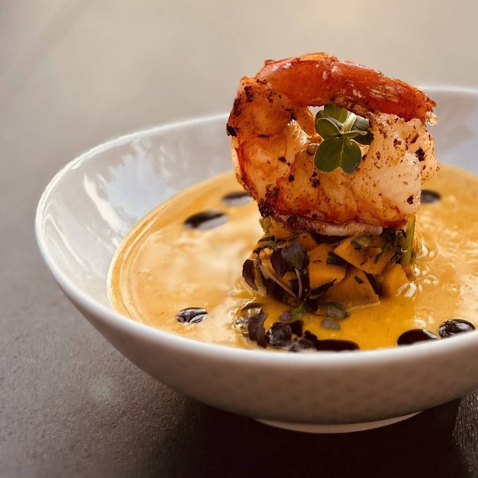 Glut geleckt: Garnelen mit Orangen-Fenchel auf Kürbissuppe mit geräuchertem Kern