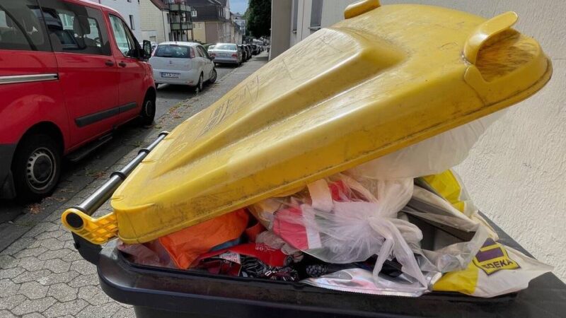 Den Anwohnern auf der Laubacher Straße stinkt’s: Gelbe Tonnen seit einer Woche nicht geleert