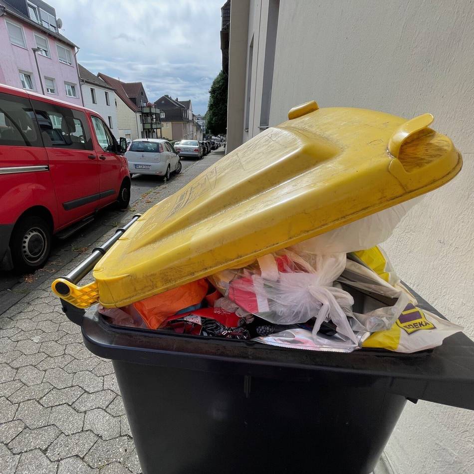 Den Anwohnern auf der Laubacher Straße stinkt’s: Gelbe Tonnen seit einer Woche nicht geleert