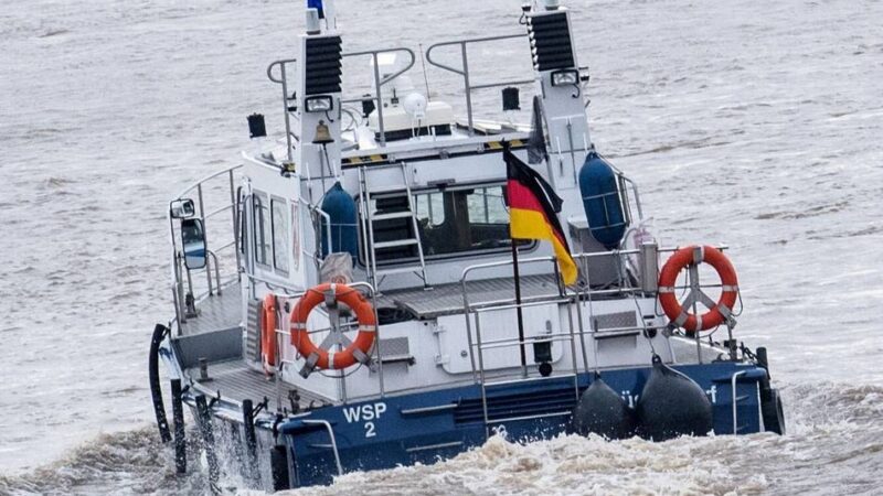 „Gefährliche Kombination“: Mann fährt betrunken mit Sportboot auf dem Rhein